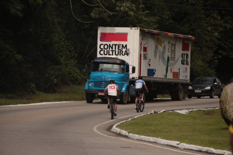 conteiner na estrada 768x512